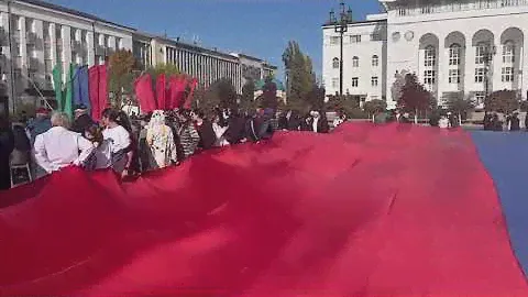 На центральной площади Махачкалы состоялась акция  Триколор приуроченная ко Дню народного единства.