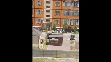 Мужчины вцепились в Каспийске и подрались на улице Омарова. #махачкала #каспийск  #дагестан