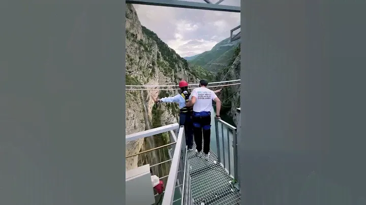Прыжок с тарзанки над Сулакским каньоном #дагестан #тарзанка #dagestan #зиплайн #турыпороссии